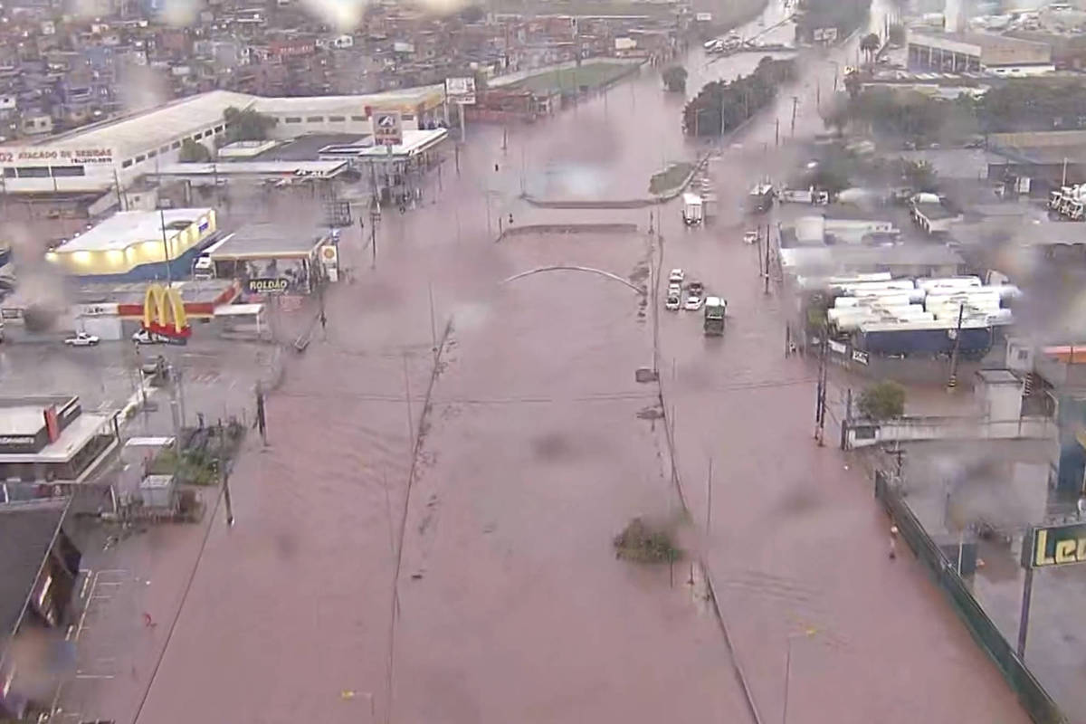 Chuva forte causa caos em São Bernardo e Diadema