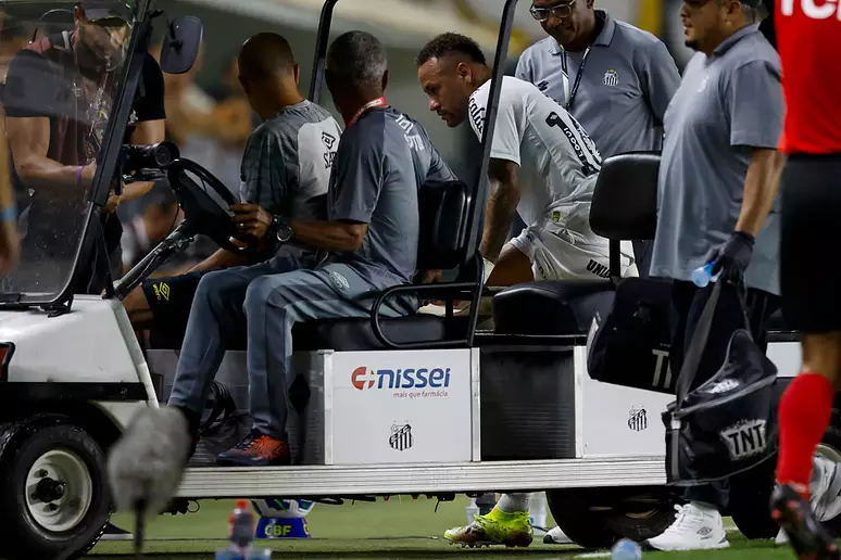 Neymar convive com lesões após cirurgia no joelho